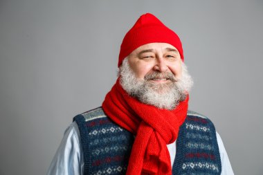 Mutlu yaşlı adam kış giysileri içinde sakallı