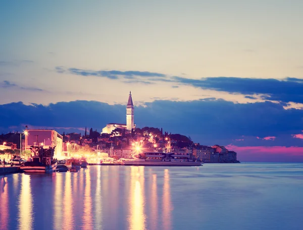 Vista nocturna de la ciudad medieval Rovinj en Croacia — Foto de Stock