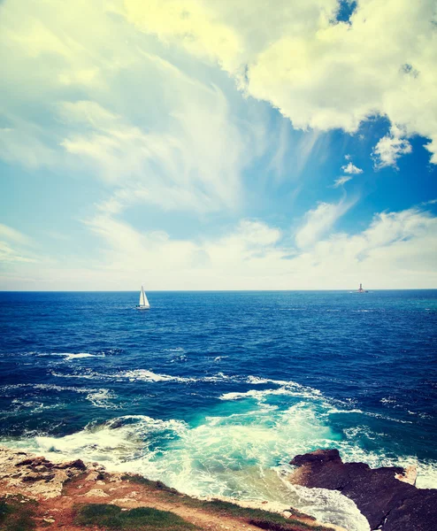 Seascape com farol e iate à vela — Fotografia de Stock