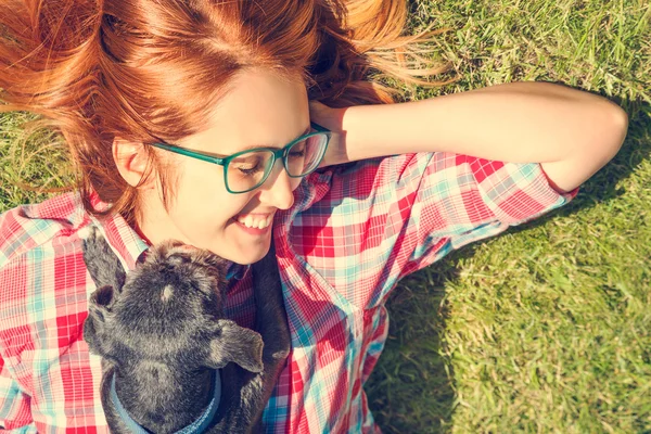 小さなペット犬とアウトドア楽しんで彼の所有者 — ストック写真