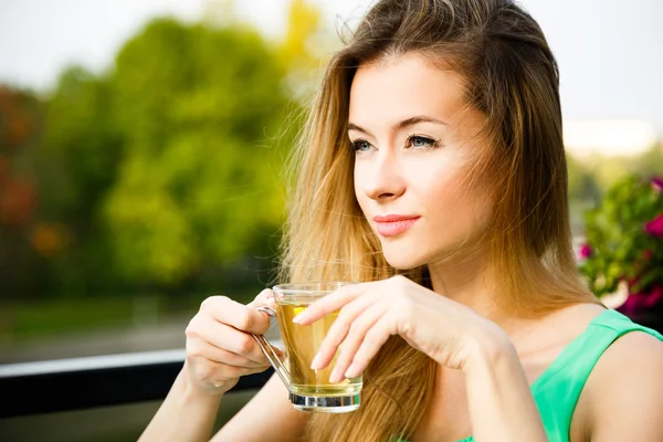 屋外でお茶を飲む若い女性 — ストック写真