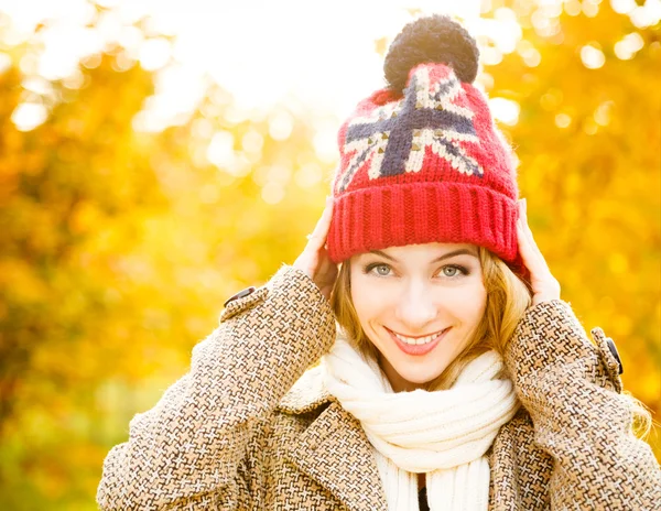 Šťastná žena v Beanie Hat na podzim pozadí — Stock fotografie