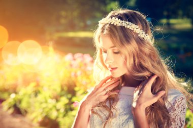 Sıcak doğa arka plan üzerinde büyüleyici gelin