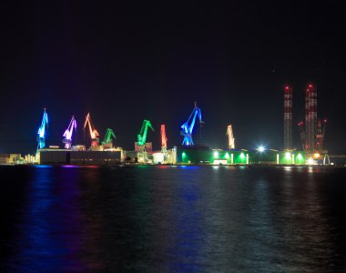 Pula, Hırvatistan gece renkli aydınlatma Vinçler
