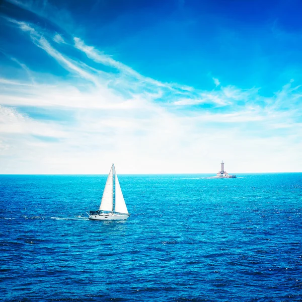 White Yacht Sailing in Calm Blue Sea. Lighthouse. — Stock Photo, Image