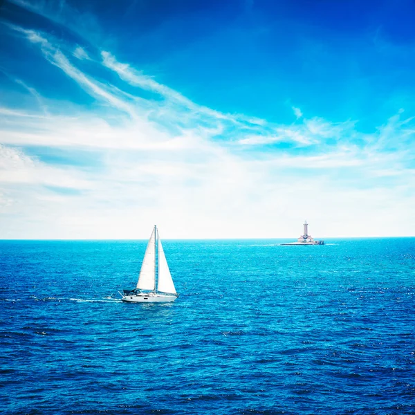 Yate Blanco Navegación en Calma Mar Azul. Faro . —  Fotos de Stock