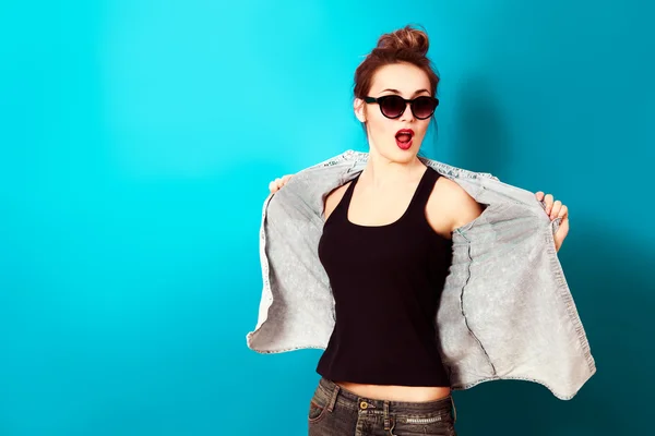 Hipster Fashion Girl em fundo turquesa — Fotografia de Stock