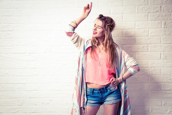 Expressive Boho Fashion Girl Singing and Dancing — Stock Photo, Image