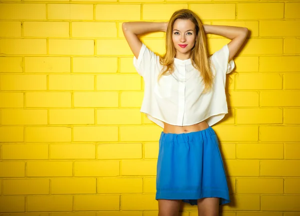 Ritratto di ragazza alla moda hipster al muro di mattoni — Foto Stock