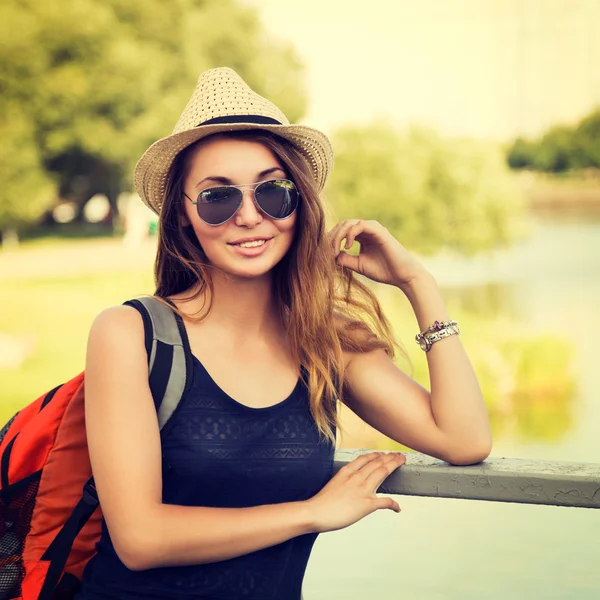 Trendy Hipster meisje ontspannen in het Park — Stockfoto