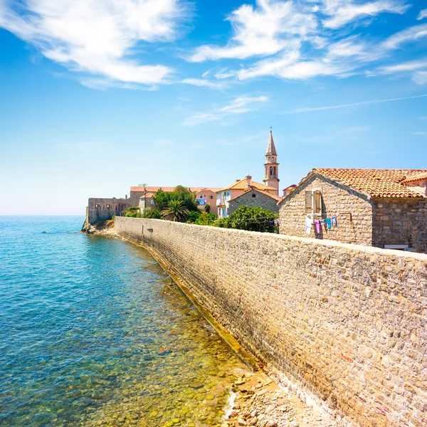 Blick auf Budva Altstadt Zitadelle und blaues Meer — Stockfoto