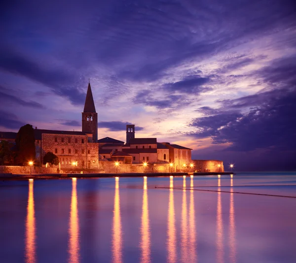 Porec weergave bij zonsondergang. Middeleeuwse stad in Kroatië. — Stockfoto