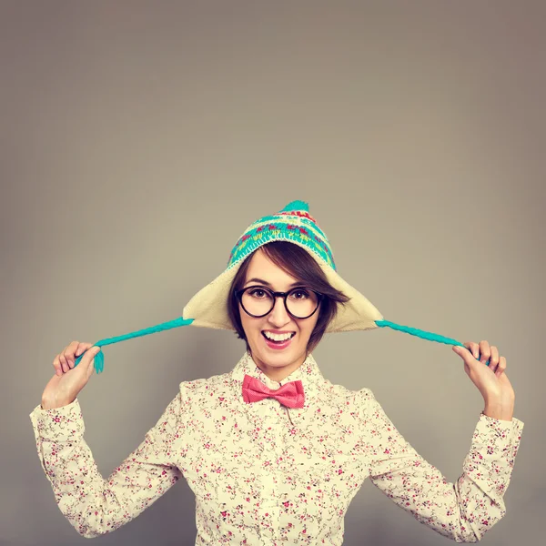 Retrato de la divertida chica Hipster en sombrero de invierno —  Fotos de Stock