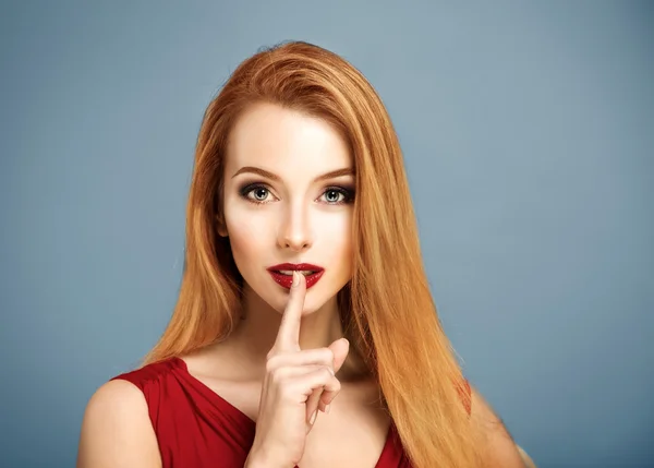 Hush. Sexy vrouw met vinger op haar lippen. — Stockfoto