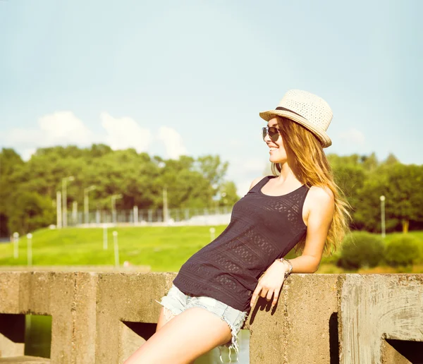 Trendy Hipster kız parkta rahatlatıcı — Stok fotoğraf