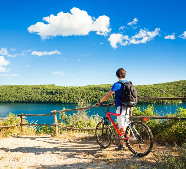 Homme avec un vélo sur fond de belle nature — Photo