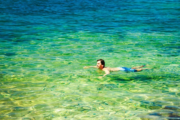 Homem nadando no mar cristalino — Fotografia de Stock