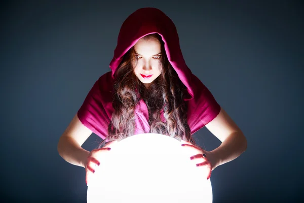 Fortune Teller à la recherche dans une boule de cristal magique — Photo