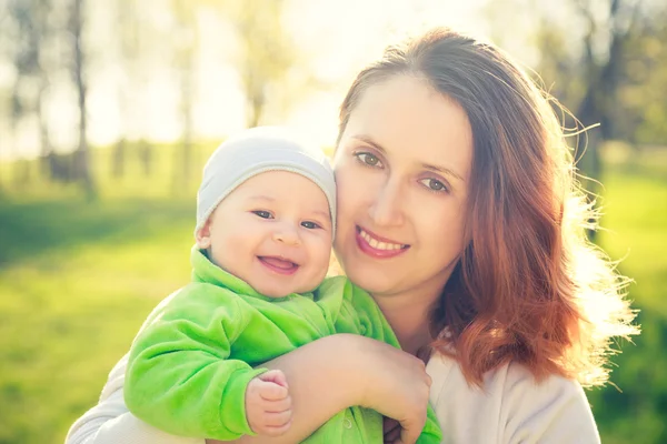 公園の彼女の微笑の赤ん坊と若い母 — ストック写真