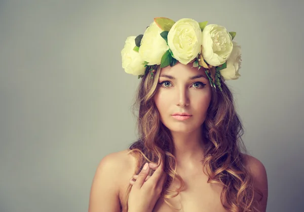 Kvinna med krans av blommor — Stockfoto