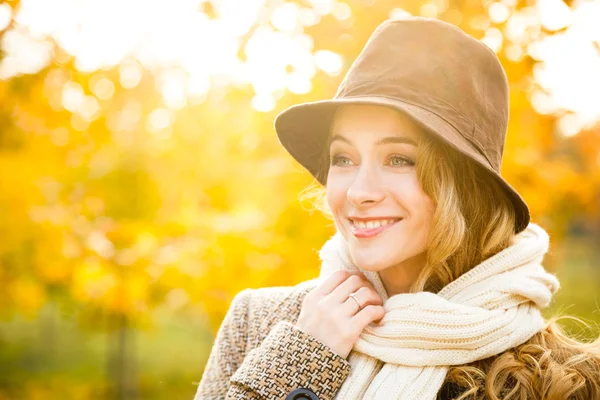 Mode vrouw in hoed op herfst achtergrond — Stockfoto