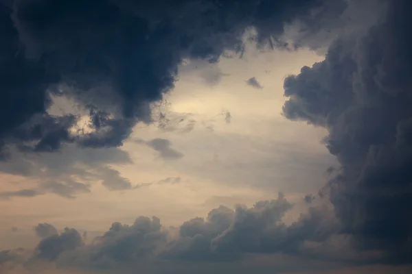 Dramatické Cloudscape pozadí. Tónovaný fotografie. — Stock fotografie