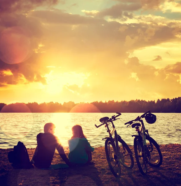 Pareja romántica con bicicletas junto al lago —  Fotos de Stock