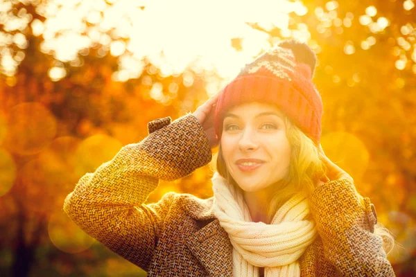 Mujer joven en gorro sombrero sobre fondo de otoño —  Fotos de Stock