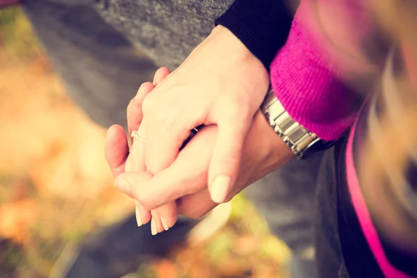 Closeup handen van een paar Held samen — Stockfoto