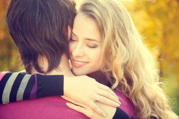 Молодая счастливая женщина обнимает своего парня — стоковое фото