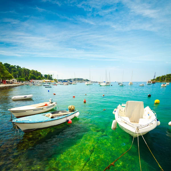 Barca sull'acqua cristallina del mare Adriatico in Croazia — Foto Stock