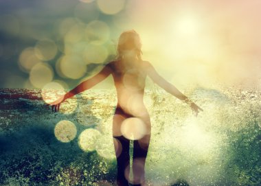 Güzel kadın zevk deniz dalgaları. Arkadan görünüş