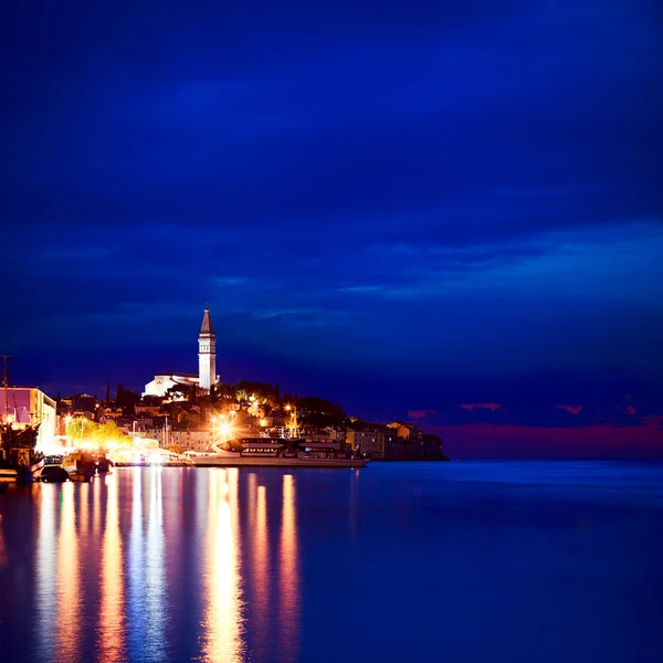 Nachtansicht der mittelalterlichen Stadt Rovinj in Kroatien — Stockfoto