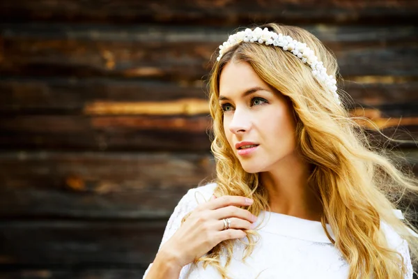 Krásná nevěsta na dřevěné pozadí — Stock fotografie