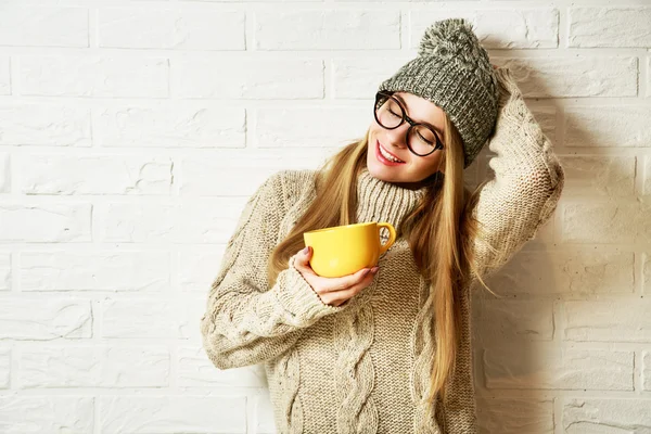 Romántico soñando Hipster Chica en ropa de invierno con una taza —  Fotos de Stock