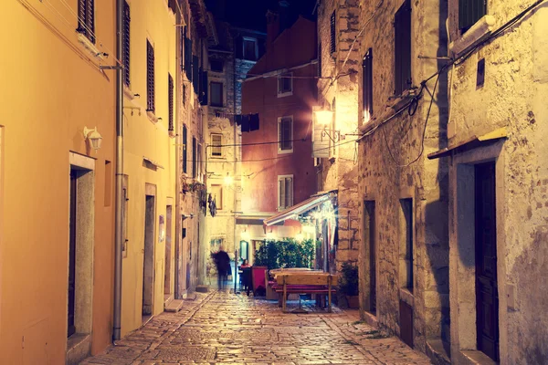 Rua da Cidade Mediterrânea Rovinj na Ístria, Croácia à noite — Fotografia de Stock