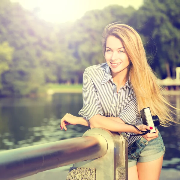 Portrét, Fashion Girl Hipster s fotoaparátem — Stock fotografie