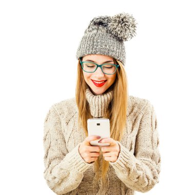 Gülümseyen kış Hipster kızla beyaz cep telefonu