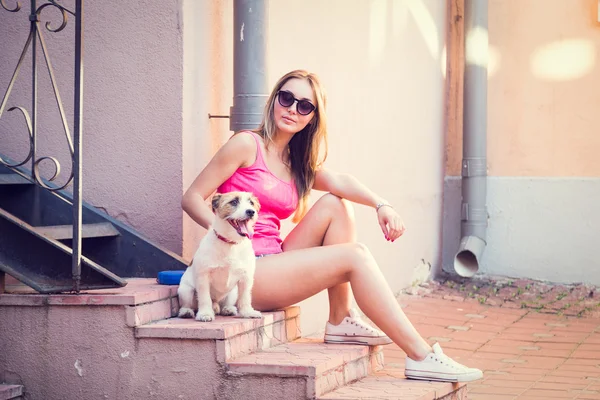 Hipster κορίτσι της μόδας με το σκύλο της στην πόλη — Φωτογραφία Αρχείου