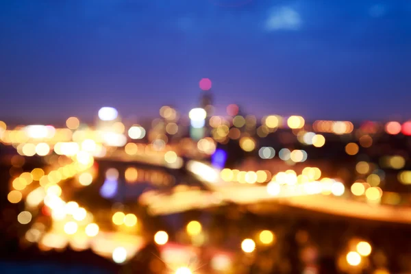Τα φώτα της πόλης τη νύχτα. Θολή φωτογραφία με Bokeh. — Φωτογραφία Αρχείου