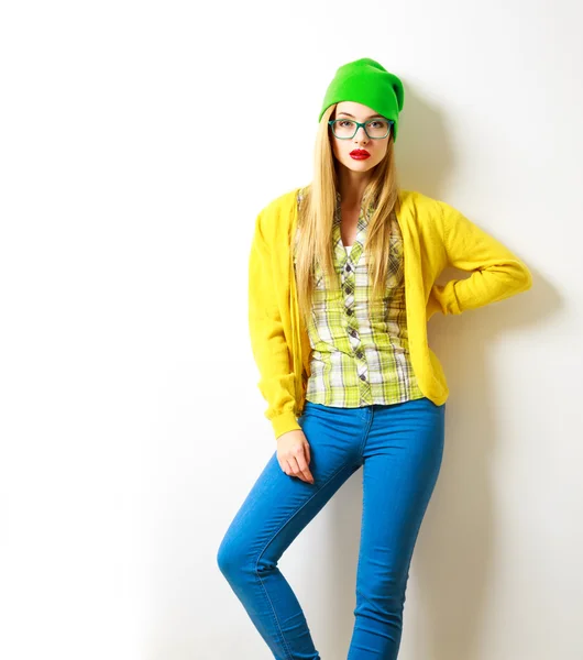 Hipster meisje op witte achtergrond. Spring Fashion. Niet geïsoleerd. — Stockfoto