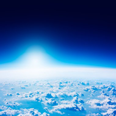 Uzaydan Dünya görünümü. Koyu mavi gökyüzü ve bulutlar.