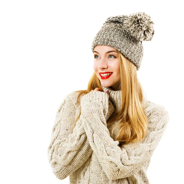 Glückliche Frau in Winterpullover und Hut — Stockfoto