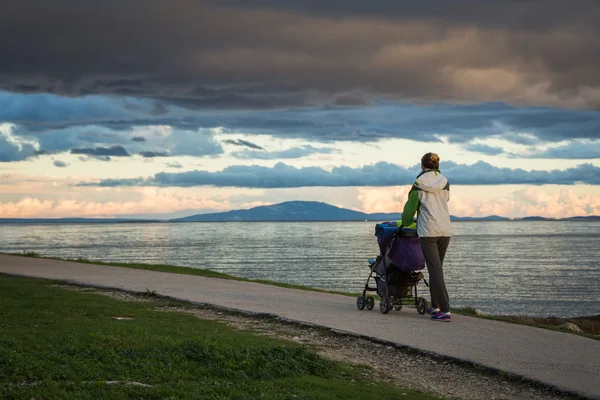 Madre con Passeggino Passeggiata al Mare — Foto Stock