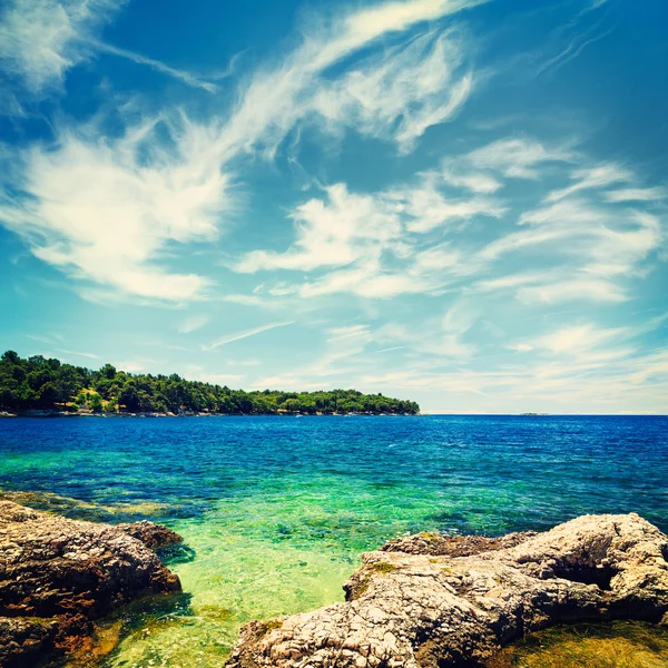 Sommerliche Meereslandschaft mit azurblauem Wasser und Wolken — Stockfoto