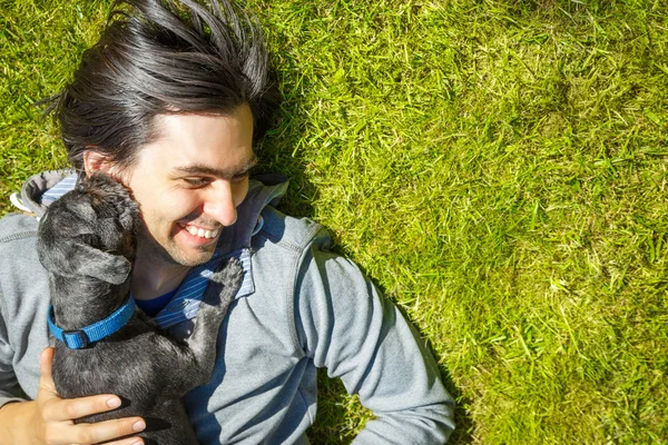 Kleiner Hund und sein Herrchen haben Spaß im Freien — Stockfoto