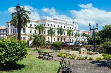 Ulusal Tiyatro, Panama Şehri. Panama. 16 Eylül 2021. Panama 'nın Eski Kenti' nin merkezinde yer alan Ulusal Tiyatro, ülkenin en temsili mimari çalışmalarından biridir. Binanın bir tarafından kareye bak.