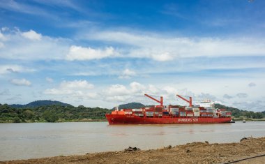 Panama Kanalı, Panama. 25 Eylül 20021. Konteynır kargo gemisi Gamboa 'dan Panama Kanalı' nı geçiyor..