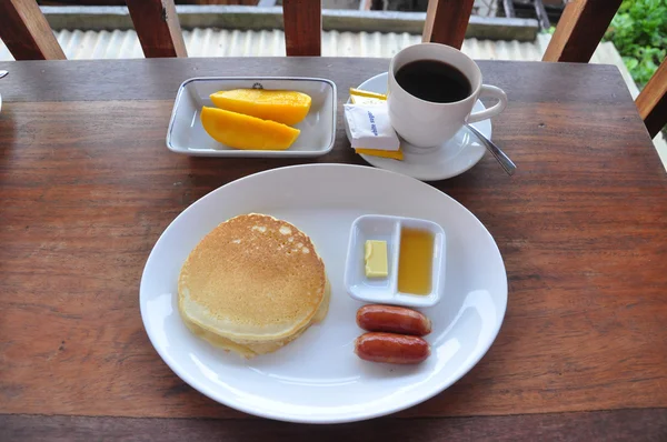 Простой завтрак с кофе — стоковое фото