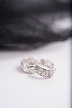 bir çift kristal küpeler